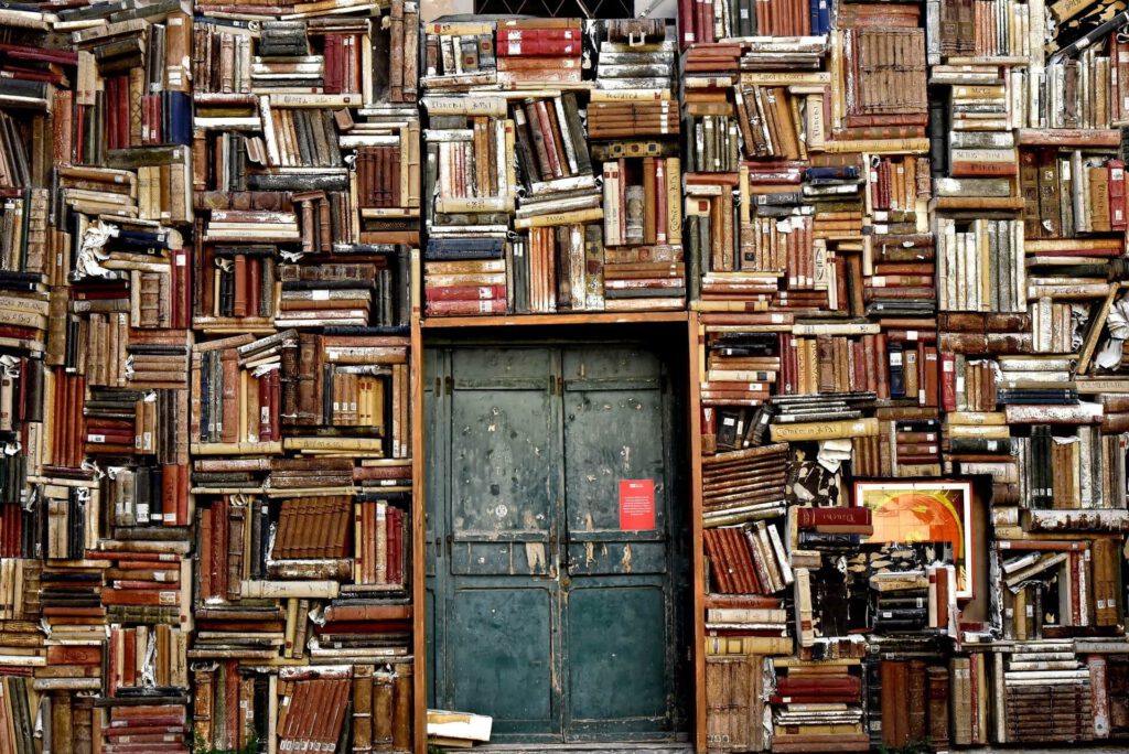 Bücherwand in einem Klassenzimmer – Lesen und Lernen brauchen einen Raum, der trägt