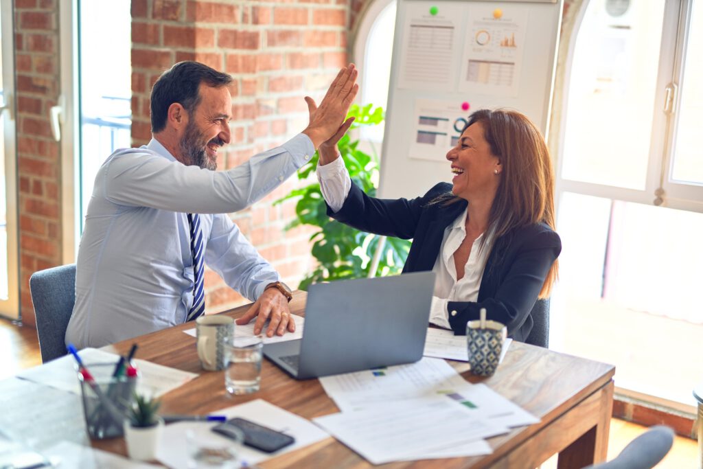 Team im Büro bei einer erfolgreichen Besprechung