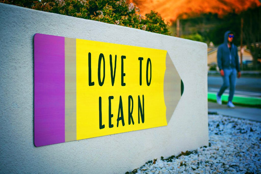 Schild „Love to learn“ – Feng Shui in der Schule